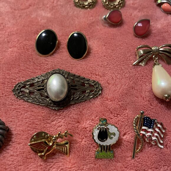 Vintage Estate Jewelry Lot Earrings Pairs Pin Pendants 33 Pcs - Picture 4 of 16